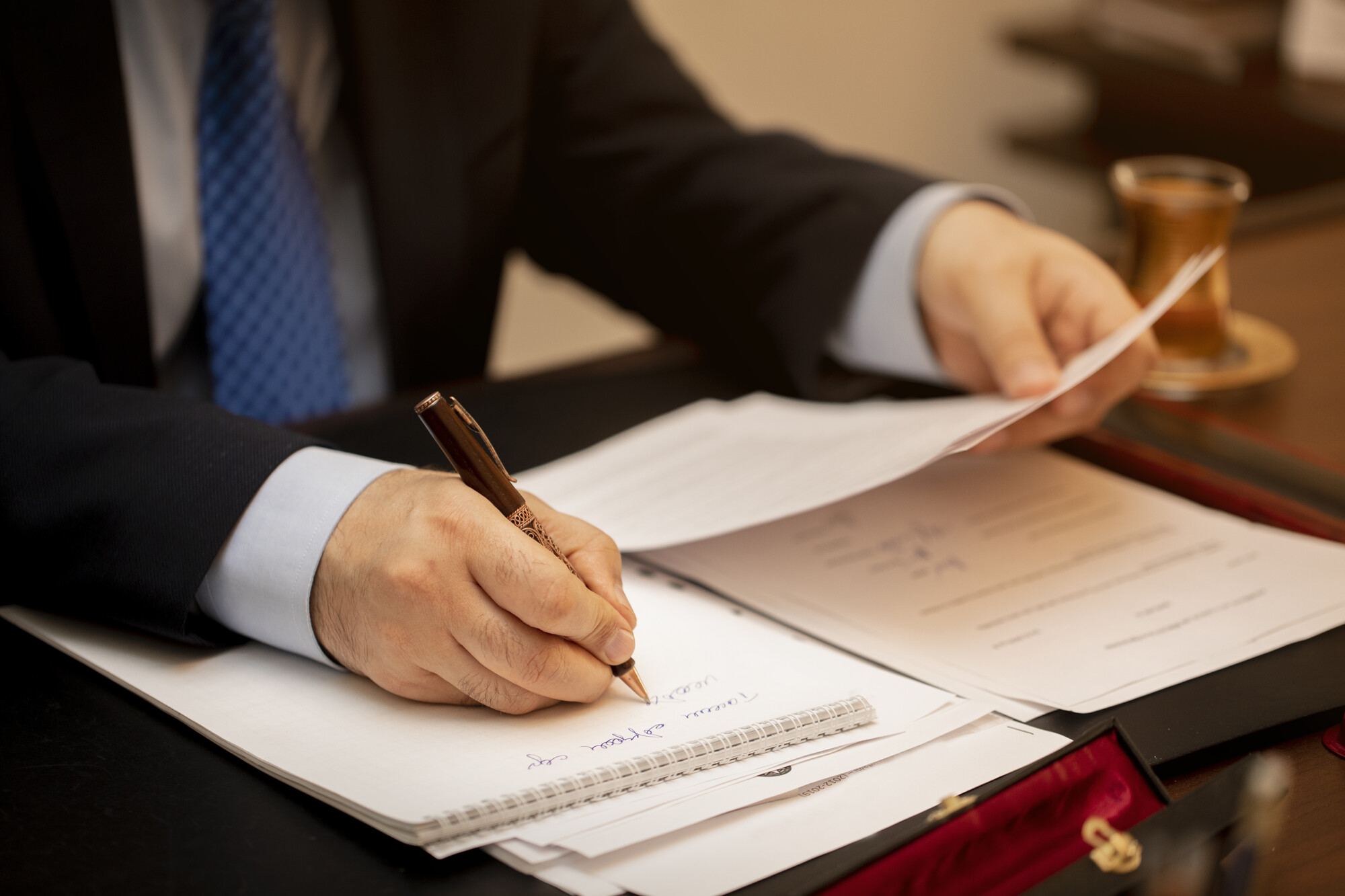 Abogado especializado en Derecho Administrativo Abogado revisando documentos de derecho administrativo en Sevilla