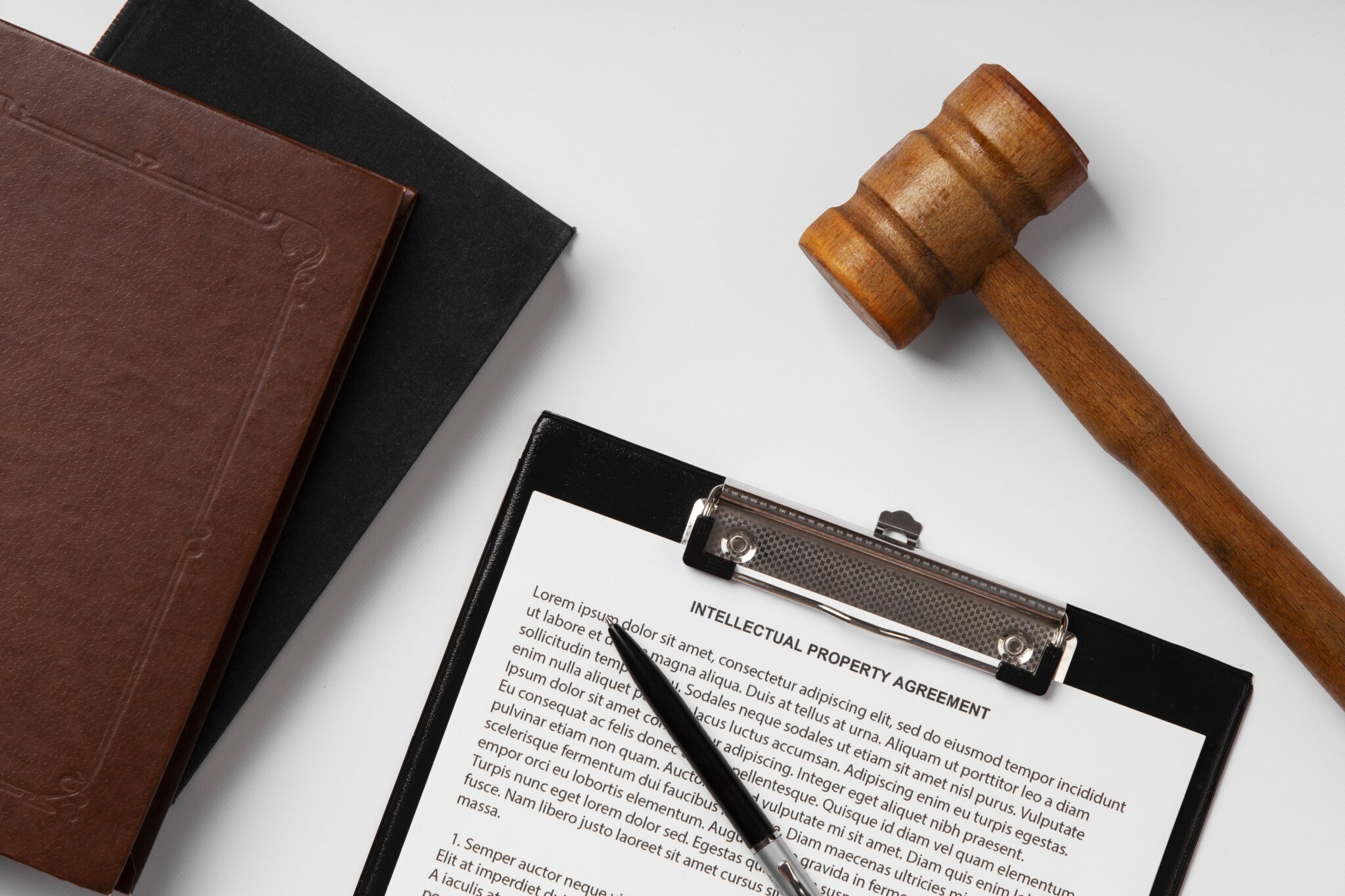 Abogados Derecho Mercantil – Asesoría Empresarial en Sevilla Abogados de Derecho Mercantil en Sevilla – Documentos legales y mazo de juez