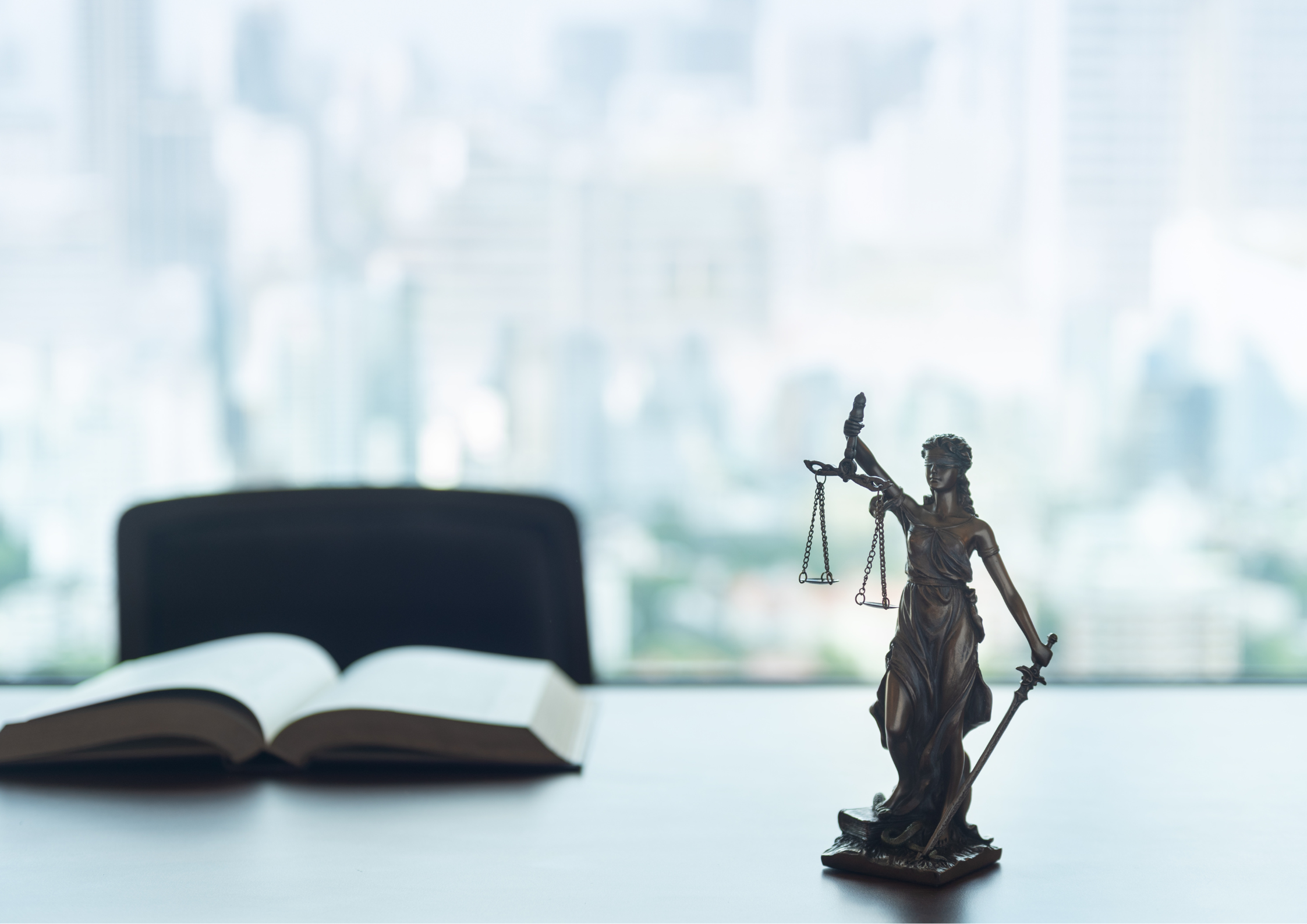Gavel y coche para abogados de tráfico abogados accidentes de tráfico