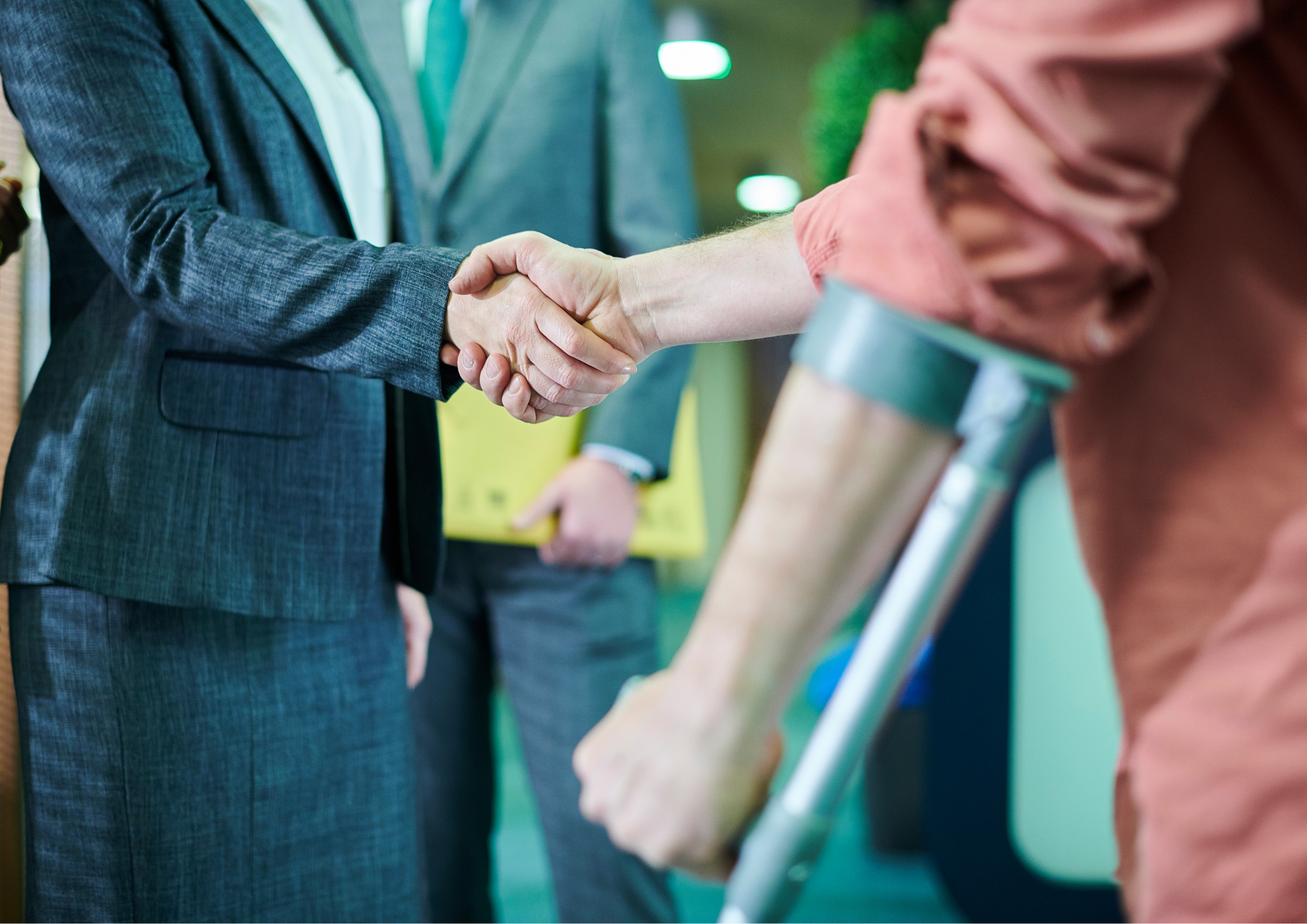 abogado especializado en lesiones asesorando a un cliente lesionado