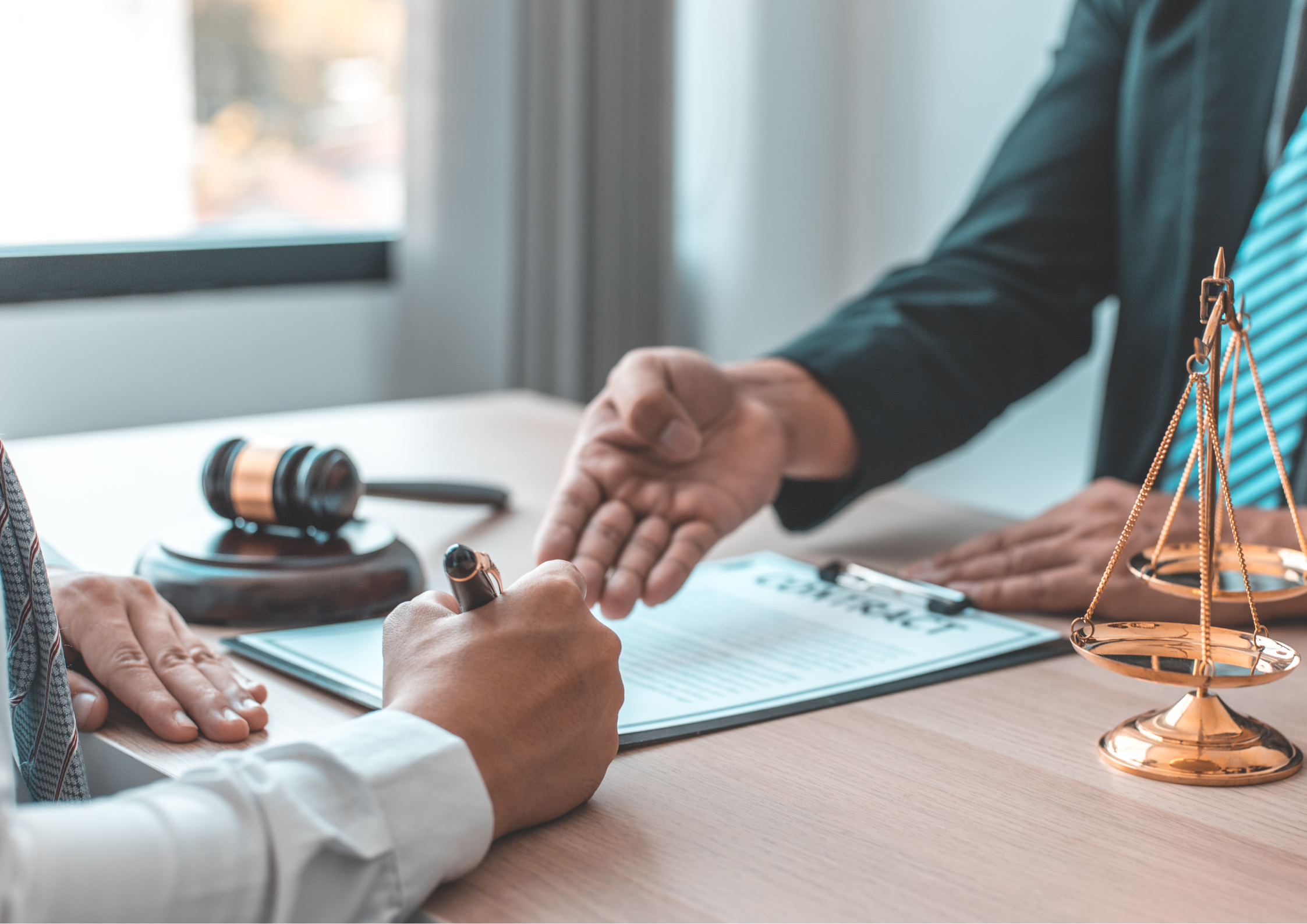 abogado derecho laboral asesorando a cliente en oficina