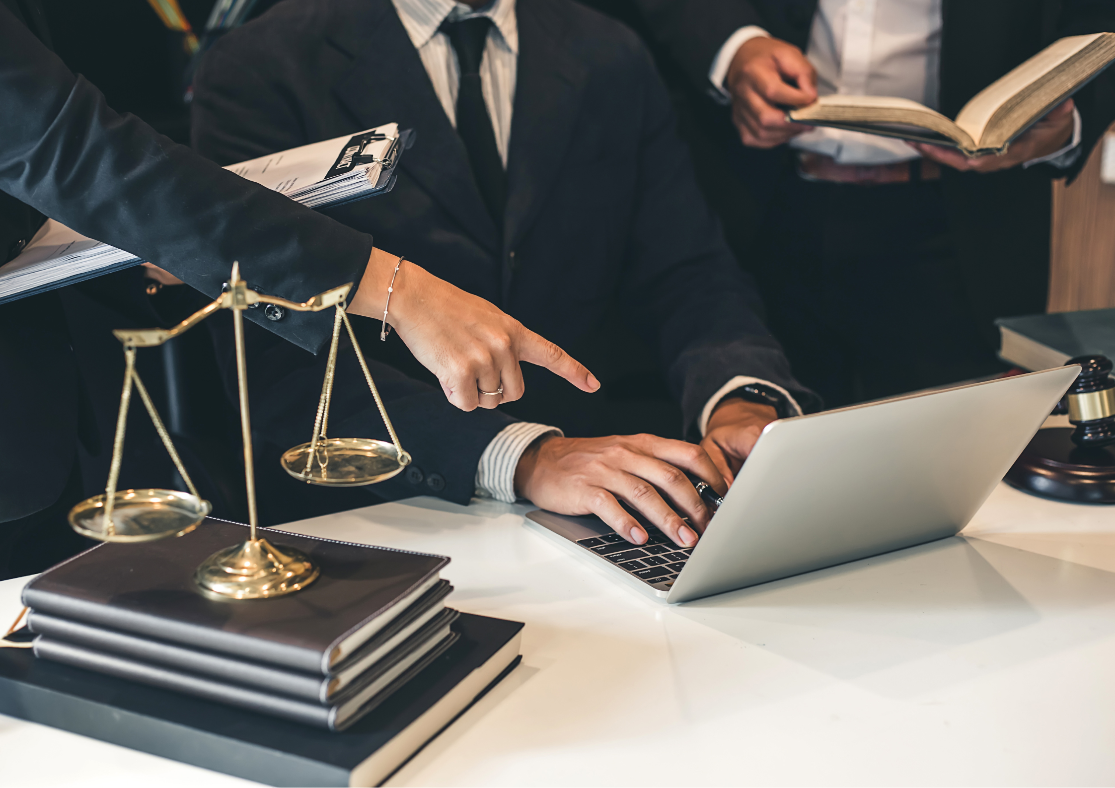 Asesoría legal en contratos de compraventa Abogados revisando contrato de compraventa con documentación legal