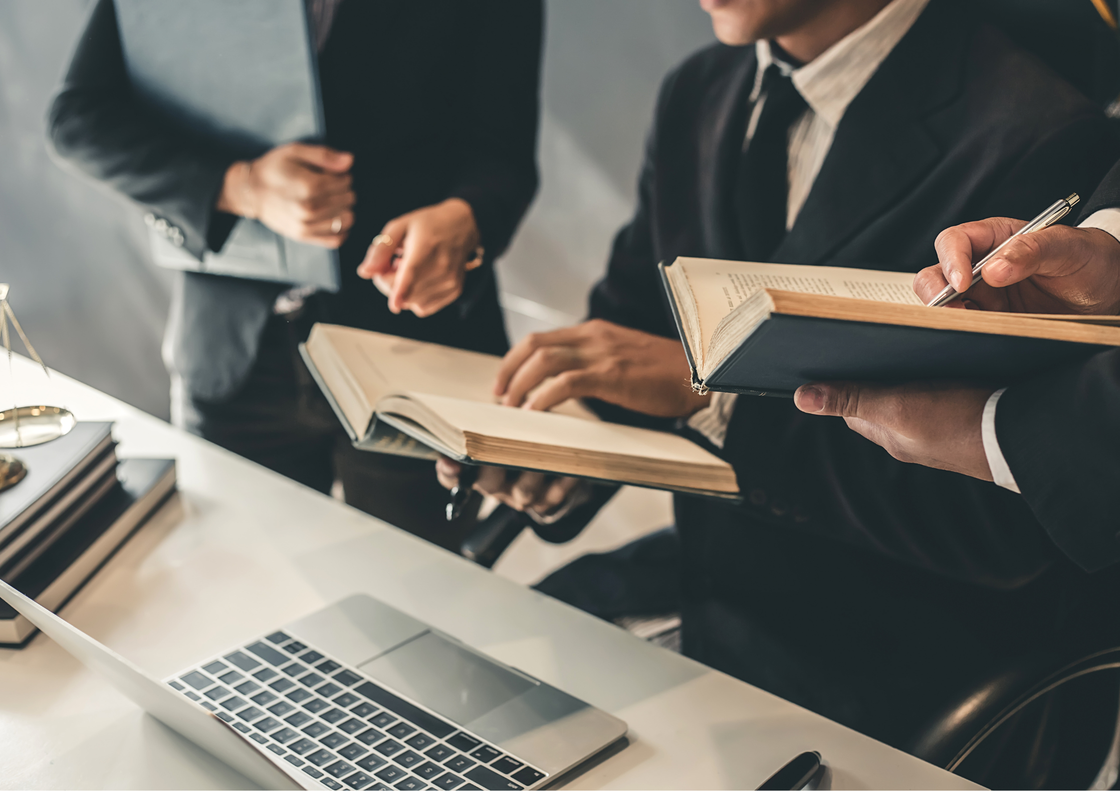 Abogados especializados en constitución de sociedades revisando documentos legales