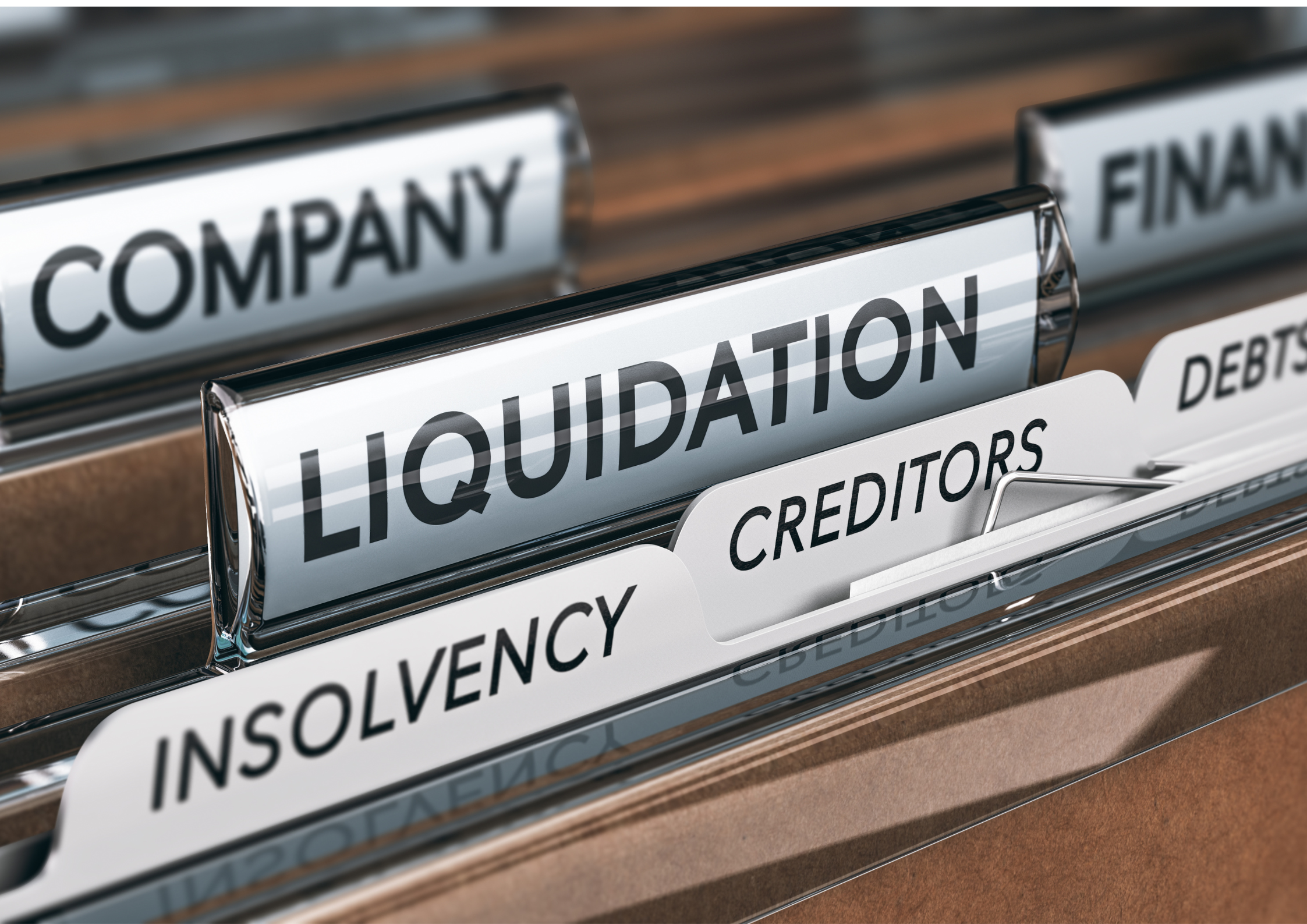 Liquidación de Empresas – Asesoría Legal Especializada Abogado especialista en liquidación de empresas revisando balances financieros