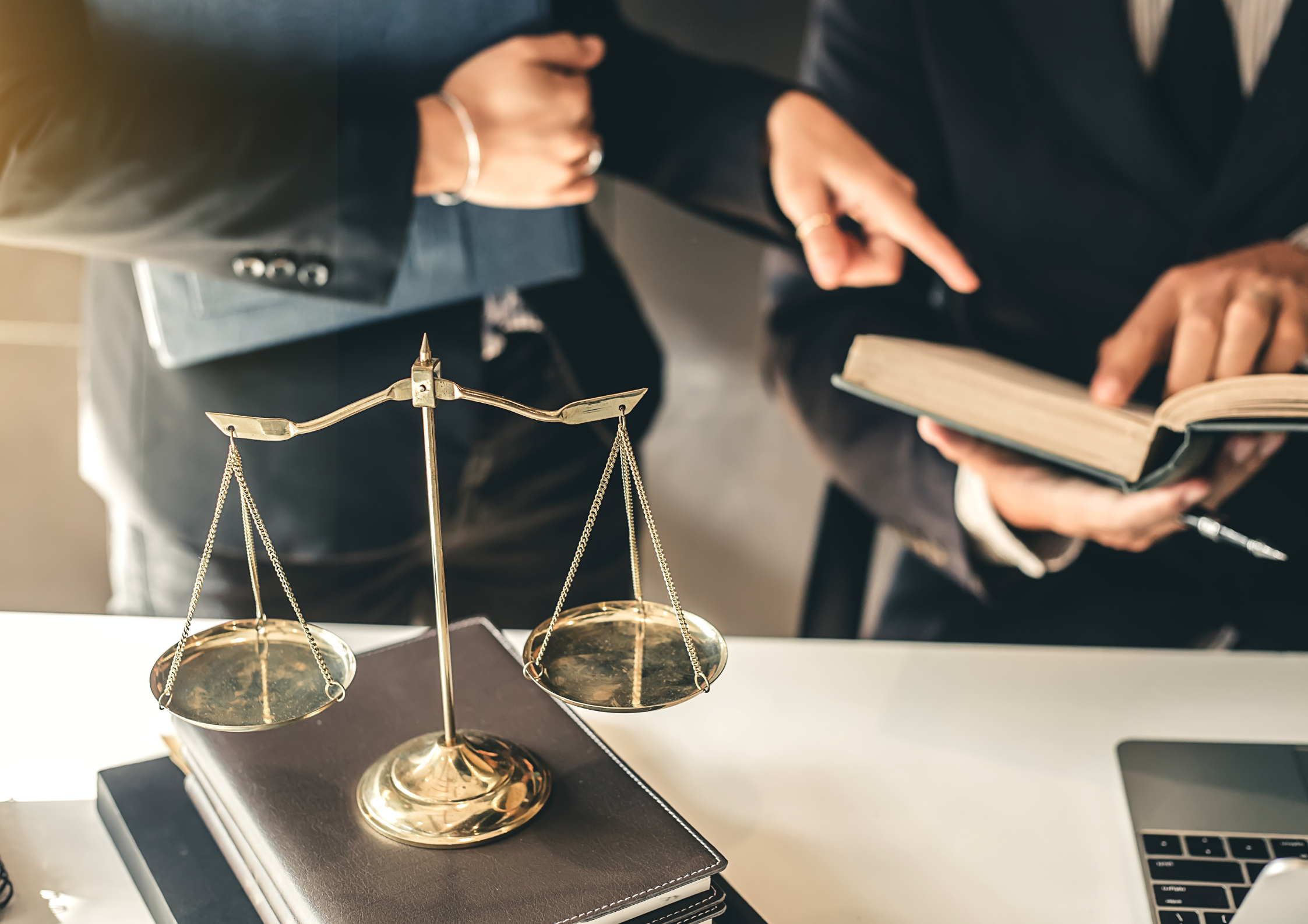 Abogado mercantil especialista en escisión de empresas revisando documentación legal